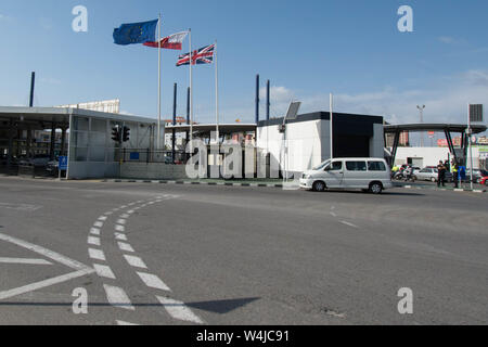 Gibraltar aéroport et douane vérifier à la frontière avec l'Espagne drapeaux drapeau Union Jack van entrée police espagnole panneaux solaires pôles zone de contrôle de poteau route Banque D'Images