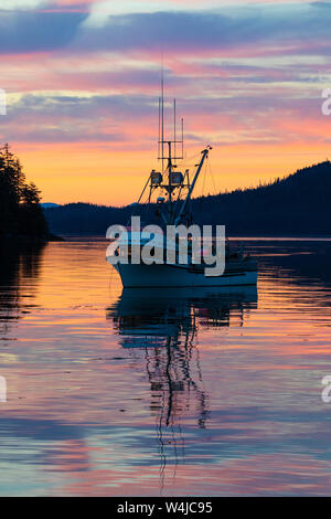 Coucher de soleil sur Frederick Sound à partir de la cape, la Forêt nationale de Tongass Fanshaw, en Alaska. Banque D'Images