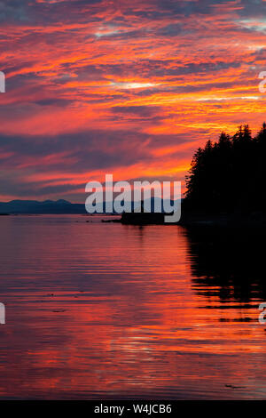 Coucher de soleil sur Frederick Sound à partir de la cape, la Forêt nationale de Tongass Fanshaw, en Alaska. Banque D'Images