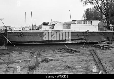 AJAXNETPHOTO. 1974. GOSPORT, ENGLAND. - Moteur de bateau CANON DE LA DEUXIÈME GUERRE MONDIALE - SECONDE GUERRE MONDIALE MGB 81 (EX MTB 416) EN USAGE COMME UNE PÉNICHE AMARRÉE À HARDWAY AVANT LE TRANSFERT VERS LA RIVIÈRE HAMBLE ET DÉBUT DE PROJET DE RESTAURATION. photo:JONATHAN EASTLAND/AJAX REF : 7409 15A Banque D'Images