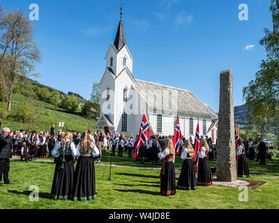 Célébration de la fête nationale norvégienne, village au lac Hafslo, Hafslovatn situé près du Sognefjord, Norvège Banque D'Images