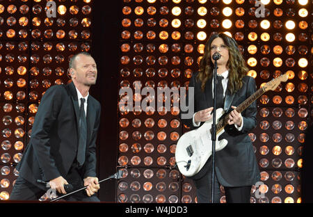 Pescara, Italie. 23 juillet, 2019. Foto Fabio Urbini /LaPresse23 Luglio 2019 Pescara (PE) Italia Spettacoli Biagio Antonacci &AMP ; Laura Pausini Pescara Nella foto : Biagio Antonacci e Laura Pausini Photo Fabio Urbini/LaPresse 21 juin 2019 Pescara (PE) Italie Pescara Spettacle Biagio Antonacci &AMP ; Laura Pausini Dans le pic : Biagio Antonacci et Laura Pausini Crédit : LaPresse/Alamy Live News Banque D'Images