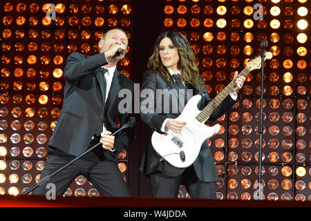 Pescara, Italie. 23 juillet, 2019. Foto Fabio Urbini /LaPresse23 Luglio 2019 Pescara (PE) Italia Spettacoli Biagio Antonacci &AMP ; Laura Pausini Pescara Nella foto : Biagio Antonacci e Laura Pausini Photo Fabio Urbini/LaPresse 21 juin 2019 Pescara (PE) Italie Pescara Spettacle Biagio Antonacci &AMP ; Laura Pausini Dans le pic : Biagio Antonacci et Laura Pausini Crédit : LaPresse/Alamy Live News Banque D'Images