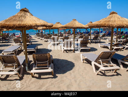 Malia, Crète, Grèce - Juni 18, 2019 : transats à la plage de Malia en Crète, Grèce Banque D'Images