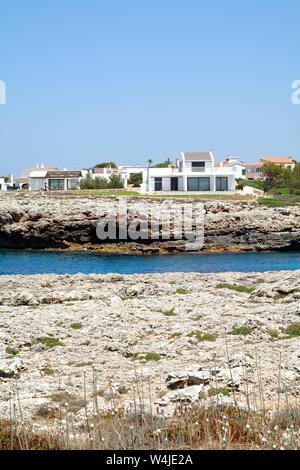 Villas espagnoles modernes dans la station balnéaire de Cala Blanca Menorca Ciutadella Îles Baléares Espagne Europe Banque D'Images