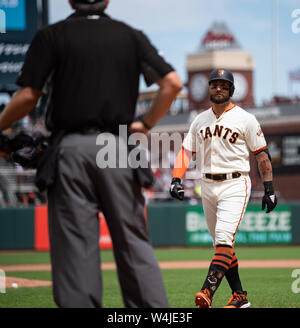 San Francisco, Californie, USA. 21 juillet, 2019. Giants de San Francisco center fielder Kevin pilier (1) a des paroles avec le juge-arbitre sur demande, au cours d'un match de baseball MLB entre les Mets de New York et les Giants de San Francisco au parc d'Oracle à San Francisco, Californie. Valerie Shoaps/CSM/Alamy Live News Banque D'Images