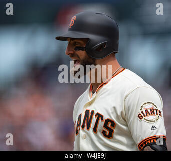 San Francisco, Californie, USA. 21 juillet, 2019. Giants de San Francisco center fielder Kevin pilier (1) a des paroles avec le juge-arbitre sur demande, au cours d'un match de baseball MLB entre les Mets de New York et les Giants de San Francisco au parc d'Oracle à San Francisco, Californie. Valerie Shoaps/CSM/Alamy Live News Banque D'Images