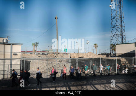 18 juin 2019, El Paso, Texas, USA : les migrants sont libéré d'une installation de surveillance de l'immigration, à proximité du pont de Santa Fe à El Paso, au Texas. Les migrants ont été renvoyés à Ciudad Juarez à attendre qu'ils leur bataille devant les tribunaux dans le cadre de l'administration d'Atout persécution migrants Protocoles (MPP) programme. Crédit : Joel Angel Juarez/ZUMA/Alamy Fil Live News Banque D'Images