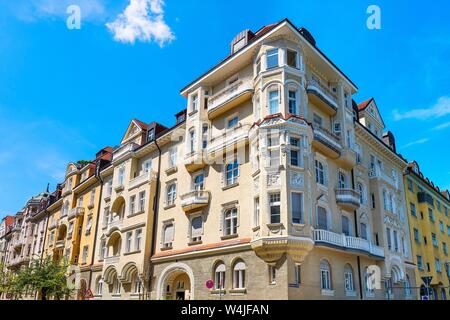 Maison d'habitation avec des baies vitrées et un balcon, Schwabing, Munich, Haute-Bavière, Bavière, Allemagne Banque D'Images