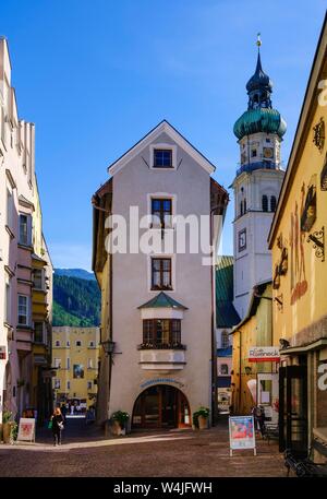 Wallpachgasse avec l'église paroissiale Saint-Nicolas, vieille ville, Hall en Tyrol, vallée de l'Inn, Tyrol, Autriche Banque D'Images