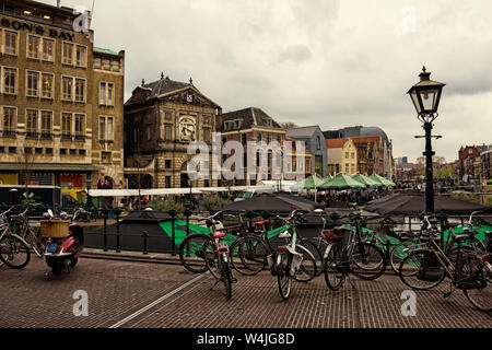 Leiden, Hollande, Pays-Bas, mai, 22, 2019, des vélos stationnés tout autour, ponts, rues, canaux, cafés, barge en vieille ville, bateaux sur l'eau, bicyc Banque D'Images