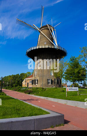 Leiden, Hollande, Pays-Bas, le 22 mai 2019. Street view, Molen De Valk museum (Falcon moulin) maisons traditionnelles et des cyclistes des vélos en stationnement Banque D'Images