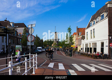 Leiden, Hollande, Pays-Bas, le 22 mai 2019. Street view, Molen De Valk museum (Falcon moulin) maisons traditionnelles et des cyclistes des vélos en stationnement Banque D'Images