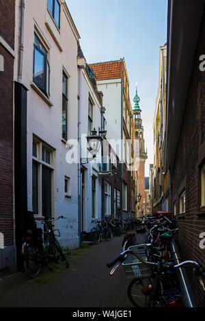 Leiden, Hollande, Pays-Bas, le 22 mai 2019. Vue sur la place et rue d'habitude, des maisons traditionnelles et des bicyclettes parcked Banque D'Images