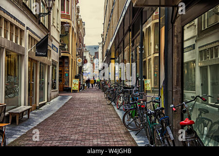 Leiden, Hollande, Pays-Bas, le 22 mai 2019. Vue sur la place et rue d'habitude, des maisons traditionnelles et des bicyclettes parcked Banque D'Images