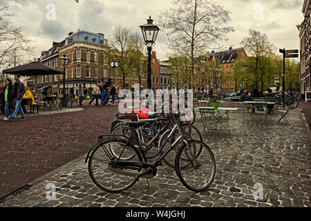 Leiden, Hollande, Pays-Bas, le 22 mai 2019. Vue sur la place et rue d'habitude, des maisons traditionnelles et des bicyclettes parcked Banque D'Images