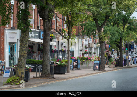 Une vue générale de la route de Londres à Wilmslow, Cheshire, Royaume-Uni. Banque D'Images