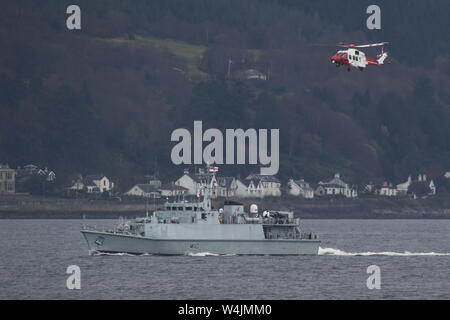 Un hélicoptère de garde-côtes HM (G-MCGT), et la Royal Navy HMS destiné au chasseur de Ramsey (M110), la réalisation d'un exercice pratique sur le Firth of Clyde. Banque D'Images