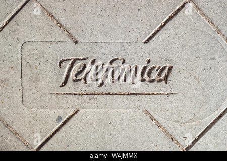 Valencia, Espagne - 22 juillet 2019 : Logo de l'ancienne entreprise de télécommunications espagnol Telefonica, gravé sur le sol. Banque D'Images