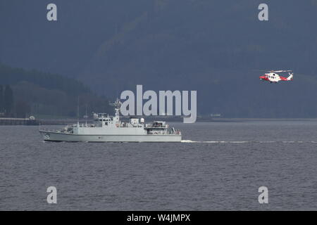 Un hélicoptère de garde-côtes HM (G-MCGT), et la Royal Navy HMS destiné au chasseur de Ramsey (M110), la réalisation d'un exercice pratique sur le Firth of Clyde. Banque D'Images