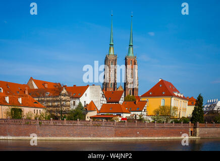 Vue sur les tours de la cathédrale de Wroclaw de St Jean Baptiste de l'autre côté de la rivière Banque D'Images