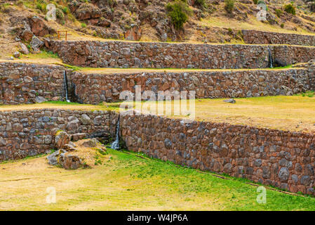 L'agriculture Inca terrasses et canaux d'irrigation avec des cascades dans l'utilisation, Tipon ruine site archéologique, province de Cusco, Pérou. Banque D'Images