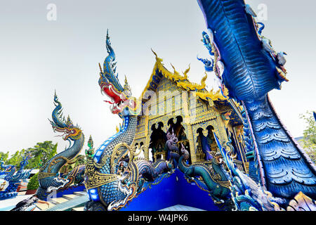 Ligne dragons démon géant l'entrée du temple bleu, Wat Rong Seua dix, à Chiang Rai, Thaïlande. Banque D'Images