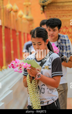 Les bouddhistes offrir des Prières et dévotions à Bouddha au Wat Phra That Doi Suthep près de Chiang Rai, dans le Nord de la Thaïlande. Banque D'Images