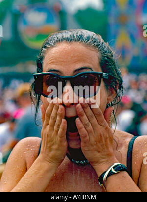 Saugerties, New York, USA, août 1994 remplir la foule immense champs boueux au Winston ferme durant un festival de musique de Woodstock 94 pour commémorer le 25e anniversaire de l'original festival de Woodstock Banque D'Images