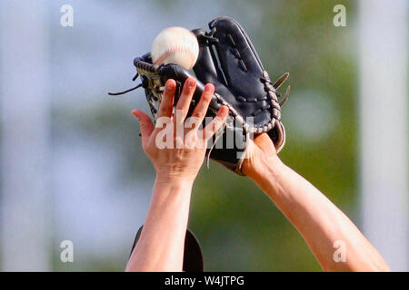 Joueur de baseball féminin prend la décision finale de championnat de série. Banque D'Images