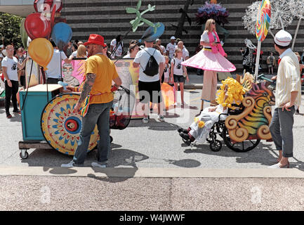 Les participants à la Parade 2019 le Cercle à Wade Circle de Cleveland, Ohio, États-Unis attendent le début de la parade annuelle. Banque D'Images