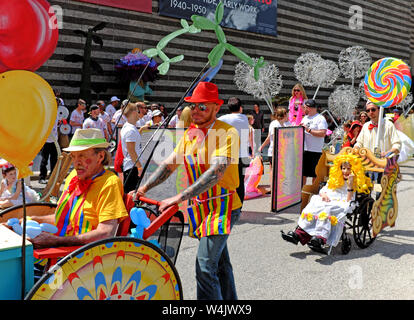 Les participants à la Parade de 2019 le Cercle débutent le processus par l'ovale Wade à Cleveland, Ohio pendant cet événement annuel d'été. Banque D'Images