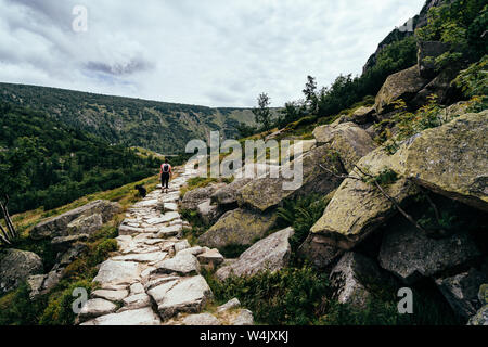 Jeune femme sur la piste en Montagnes Karkonosze (géant), l'authentique expérience de voyage. Banque D'Images