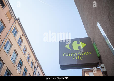 LYON, FRANCE - 17 juillet 2019 : le logo de la ville de Carrefour en face de leur supermarché local au centre-ville de Lyon. Il appartient au Groupe Carrefour, l'un des principaux Banque D'Images