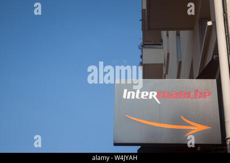 LYON, FRANCE - 17 juillet 2019 - Intermarché logo en face de leur supermarché local de Lyon. Intermarché est un revendeur français des supermarchés et hyper Banque D'Images