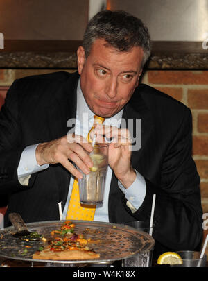 STATEN ISLAND, NY - 10 janvier : Comme une pizza a été placé devant le nouveau maire, il a fait un mouvement fatidique : il prit une fourchette et couteau. Le maire de New York City mange sa pizza comme un touriste. Le maire Bill De Blasio, le vendredi s'est rendu à Staten Island pour un déjeuner de travail à la célèbre pizza Ñ mixte et fait sensation en mangeant sa coupe avec un couteau et une fourchette. De BlasioÕs l'utilisation de couverts, plutôt que de nouveaux YorkÕs essayé-et-vrai méthode de pliage, l'a mis en minorité lors d'une table de dix propriétaires de petites entreprises et les sections locales le 10 janvier 2014 à New York. People : Le maire Bill De Blasio Transmissio Banque D'Images