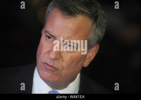 Manhattan, États-Unis d'Amérique. 31 décembre 2008. NEW YORK, NY - 04 DÉCEMBRE : le maire de New York Bill de Blasio s'exprime lors d'une conférence de presse après avoir assisté à une nouvelle formation de la police à l'académie de police le 4 décembre 2014 dans le quartier College point du quartier de Queens à New York. Les nouvelles directives de police sont le fait de nombreuses incidences nationales où des policiers blancs ont tué des hommes noirs. Personnes: Bill de Blasio, maire de New York Réf. Transmission Banque D'Images