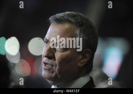 Manhattan, États-Unis d'Amérique. 31 décembre 2008. NEW YORK, NY - 04 DÉCEMBRE : le maire de New York Bill de Blasio s'exprime lors d'une conférence de presse après avoir assisté à une nouvelle formation de la police à l'académie de police le 4 décembre 2014 dans le quartier College point du quartier de Queens à New York. Les nouvelles directives de police sont le fait de nombreuses incidences nationales où des policiers blancs ont tué des hommes noirs. Personnes: Bill de Blasio, maire de New York Réf. Transmission Banque D'Images