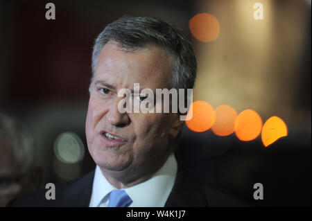 Manhattan, États-Unis d'Amérique. 31 décembre 2008. NEW YORK, NY - 04 DÉCEMBRE : le maire de New York Bill de Blasio s'exprime lors d'une conférence de presse après avoir assisté à une nouvelle formation de la police à l'académie de police le 4 décembre 2014 dans le quartier College point du quartier de Queens à New York. Les nouvelles directives de police sont le fait de nombreuses incidences nationales où des policiers blancs ont tué des hommes noirs. Personnes: Bill de Blasio, maire de New York Réf. Transmission Banque D'Images