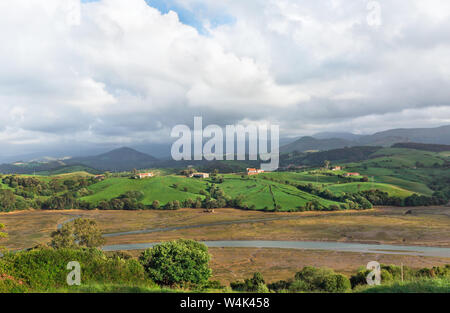 Vue de la ville de San Vicente de la Barquera Espagne Banque D'Images