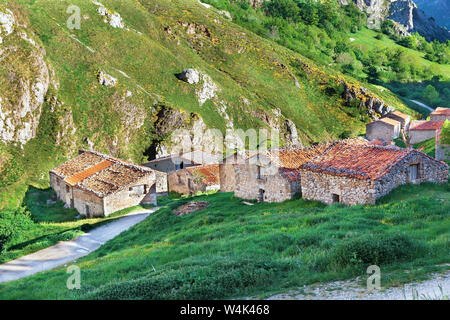 Vieux village dans les montagnes des Picos d'EuropaSpain Banque D'Images