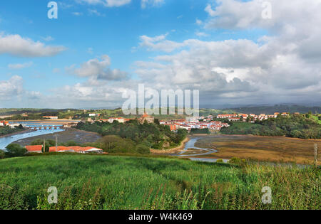 Vue de la ville de San Vicente de la Barquera Espagne Banque D'Images