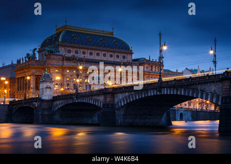 Soir vue sur le pont des légions et Théâtre National de Prague de l'île Strelecky. Banque D'Images