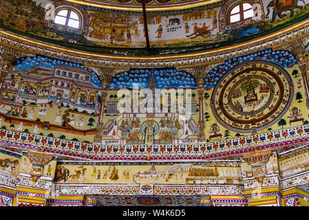 Bikaner, Inde - 11 Février 2019 : Intérieur de Jain temple Bhandasar ou temple Laxmi Nath dans Bikaner. Rajasthan Banque D'Images