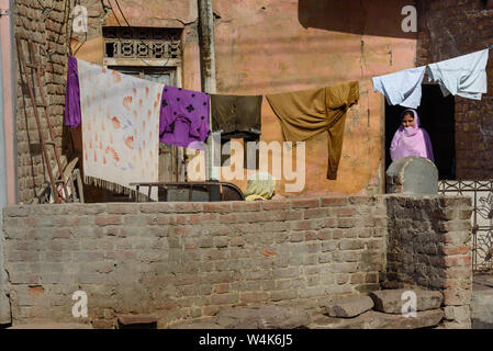 Bikaner, Inde - 12 Février 2019 : des vêtements secs dans la rue dans la vieille ville de Bikaner. Rajasthan Banque D'Images