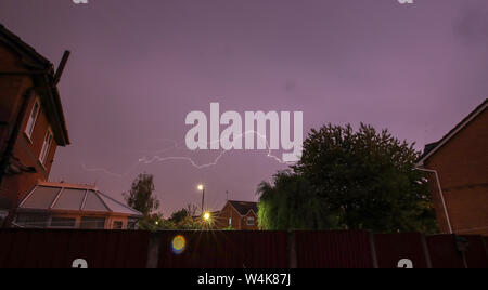 Foudre qu'un orage passe au-dessus de maisons dans Lee Park, Liverpool, Merseyside. Le Royaume-Uni est prévu à bord vers ses plus chauds jamais jour de juillet, avec le mercure en raison d'atteindre plus de 30C (86F). Banque D'Images