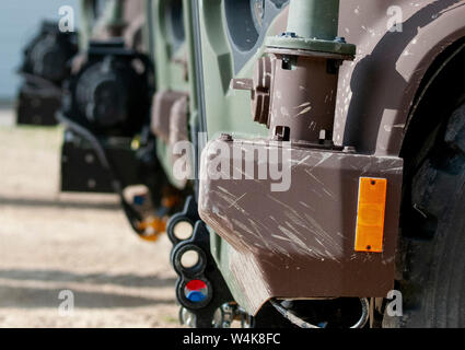 Trois tactique léger commune de stationnement des véhicules avant d'être testés sur un parcours par le centre de formation de JLTV Fort McCoy, Wisconsin, le 21 juillet 2019. Plus de 30 soldats ont participé à un superviseur de l'entretien de 96 heures sur le terrain de nouveaux équipements d'entretien Cours de formation visant à familiariser les soldats sur les techniques appropriées et les procédures lors de la réparation des véhicules. L'armée américaine a commencé la mise en service du nouveau véhicule pour aider à remplacer une partie importante de l'ensemble du véhicule à roues polyvalent à grande mobilité flotte. (U.S. Réserve de l'armée photo prise par le s.. Nicholas De La Pena)(U.S. Réserve de l'armée photo de S Banque D'Images