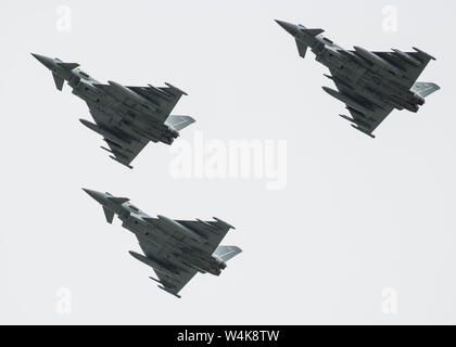 Royal Air Force Eurofighter Typhoon fly past l'audience durant le 2019 Royal International Air Tattoo à Fairford de la RAF, en Angleterre, le 20 juillet 2019. Cette année, RIAT commémoré le 70e anniversaire de l'OTAN et a souligné l'engagement durable à ses alliés européens. (U.S. Air Force photo par un membre de la 1re classe Jennifer Zima) Banque D'Images