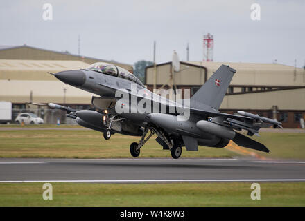 Une Force aérienne danoise General Dynamics F-16AM/BM Fighting Falcon décolle de la piste au 2019 Royal International Air Tattoo à Fairford de la RAF, en Angleterre, le 20 juillet 2019. Cette année, RIAT commémoré le 70e anniversaire de l'OTAN et a souligné l'engagement durable à ses alliés européens. (U.S. Air Force photo par un membre de la 1re classe Jennifer Zima) Banque D'Images