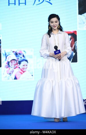 24 juillet 2019 - Shanghai, Shanghai, Chine - ShanghaiÃ¯Â¼Å'CHINE-Le 23 juillet 2019, Fan Bingbing porte une robe blanche pour promouvoir une marque de lait en poudre à Shanghai. (Crédit Image : © SIPA l'Asie via Zuma sur le fil) Banque D'Images